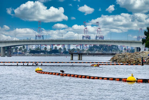 Flytande debris barriärer i hamnen — Stockfoto