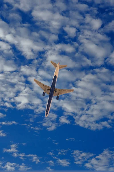 Коммерческий авиалайнер упал в небе Ниццы — стоковое фото
