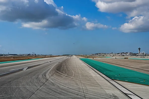 Lege start-en landingsbaan op Major Airport — Stockfoto