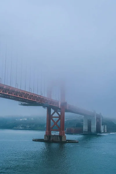 Sűrű köd a Golden Gate-en — Stock Fotó