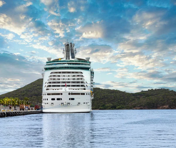 Weißes Kreuzfahrtschiff auf silbernem Wasser am Pier — Stockfoto