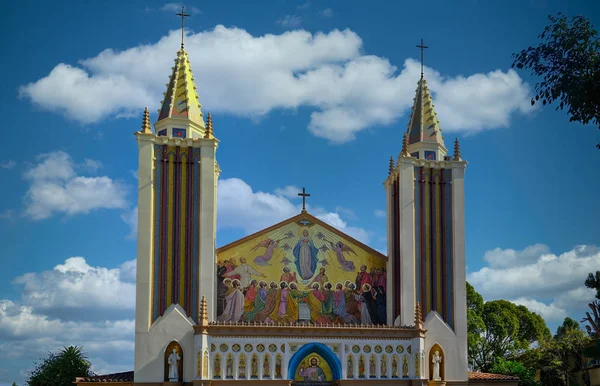 Fachada e Escaravelhos da Igreja Católica — Fotografia de Stock