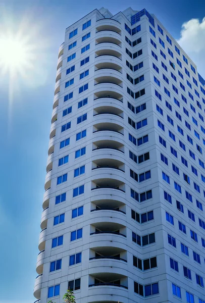 Torre bianca del condominio — Foto Stock