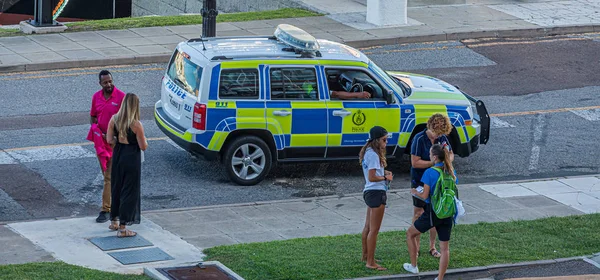 Tourists with Bermuda Police — Stock Photo, Image