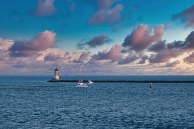 Balıkçı tekneleri La Lighthouse 'u geçiyor