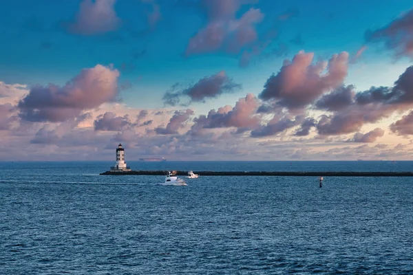 Vissersboten Voorbij La Lighthouse — Stockfoto