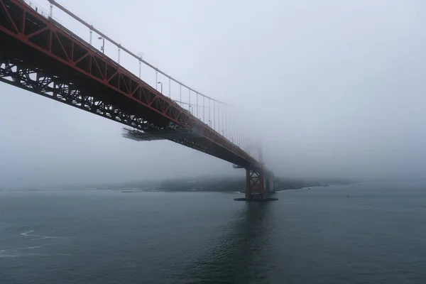 Marine laag overspoelt Golden Gate Bridge — Stockfoto