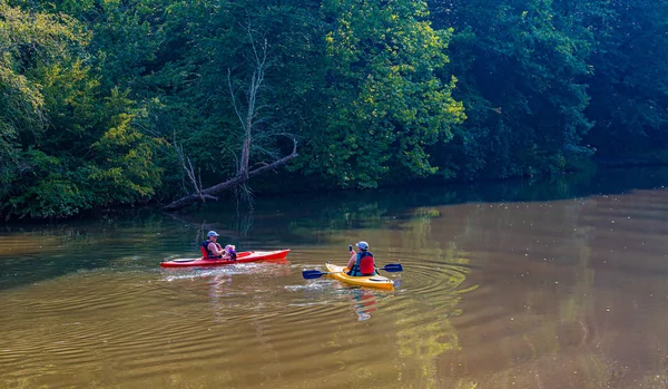 Dois Kayakers em River — Fotografia de Stock