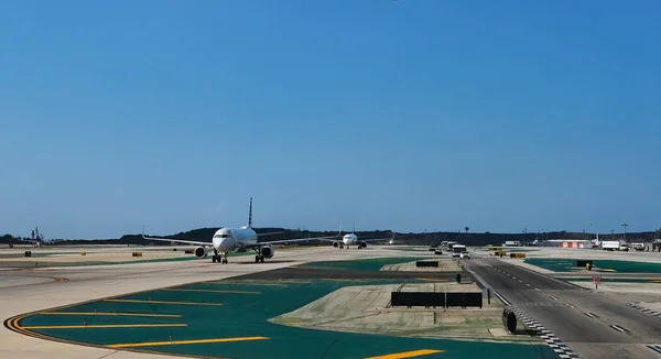 Flugzeuge steuern Landebahn an — Stockfoto