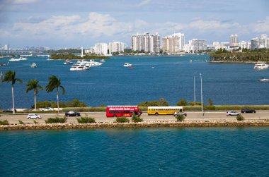 Miami Geçidi 'ndeki Tur ve Okul Otobüsü