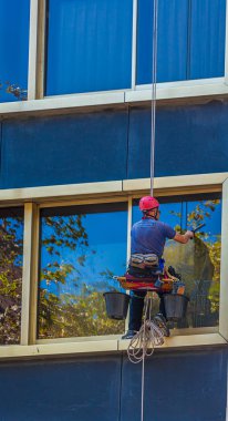 Barcelona 'da pencere temizleyicisi