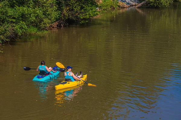 Kayak amarillo y azul en el río — Foto de Stock