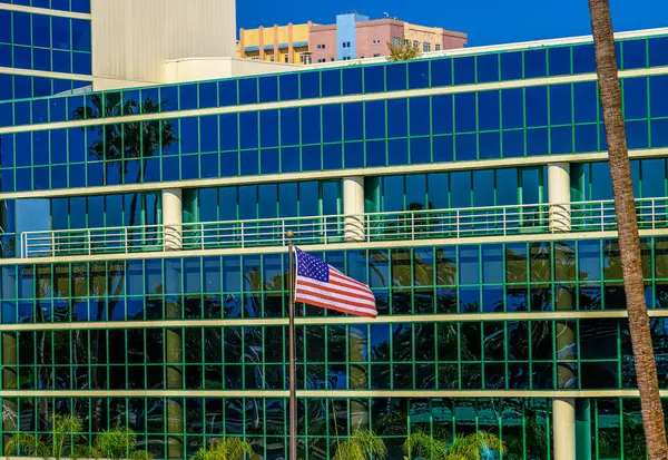 Bandiera americana di Blue Glass Building — Foto Stock