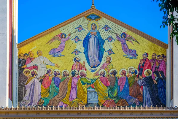Mosaico de la fachada del azulejo en la Iglesia Católica — Foto de Stock