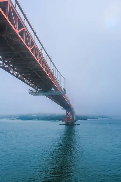 Goldene Torbrücke in nebliger Bucht — Stockfoto