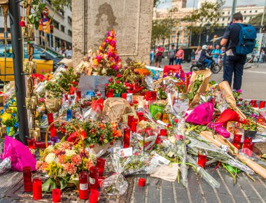 La Rambla Anıt Alanından Kalan Hediyeler