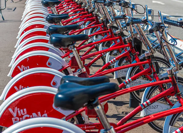 Аренда красных велосипедов в Барселоне — стоковое фото