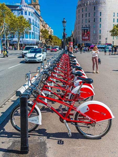 Line of Red Rental Bikes in Barcelona — 图库照片