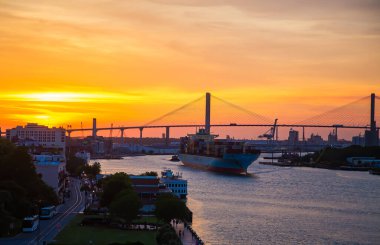 Savannah River ve River Caddesi Sunset 'te.