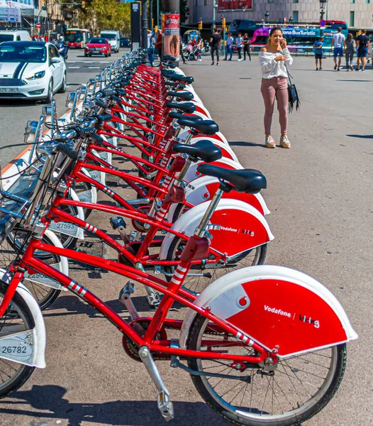 Línea de Alquiler de Bicicletas Rojas en Barcelona —  Fotos de Stock