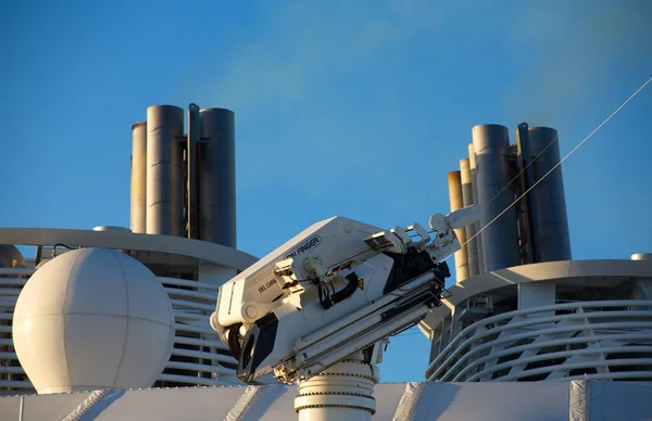 Waterkanon op dek van het schip — Stockfoto