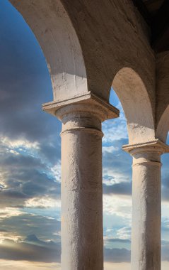 Kemerler Arasında Günbatımı