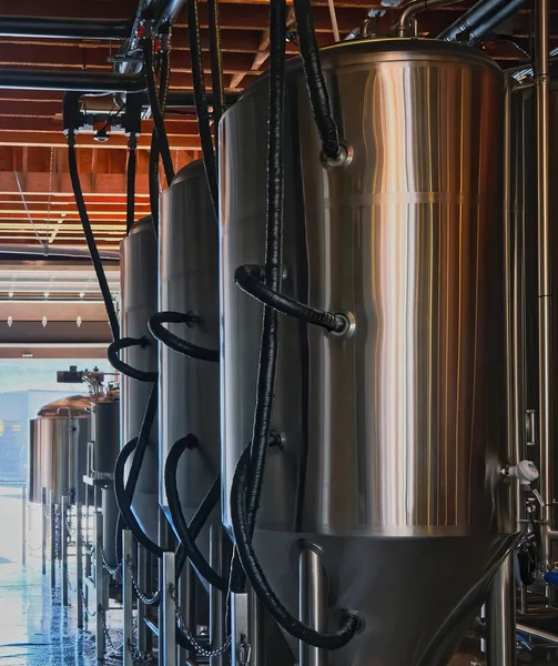 Tanques de cerveza en cervecería — Foto de Stock