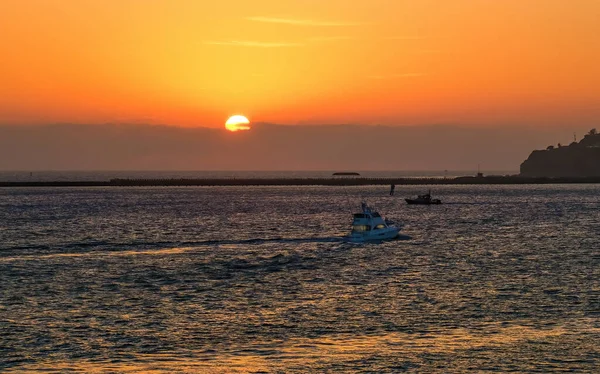 Vissersboten keren terug bij zonsondergang — Stockfoto