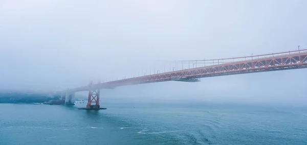 Golden Gate Bridge aan de overkant van Foggy Bay — Stockfoto