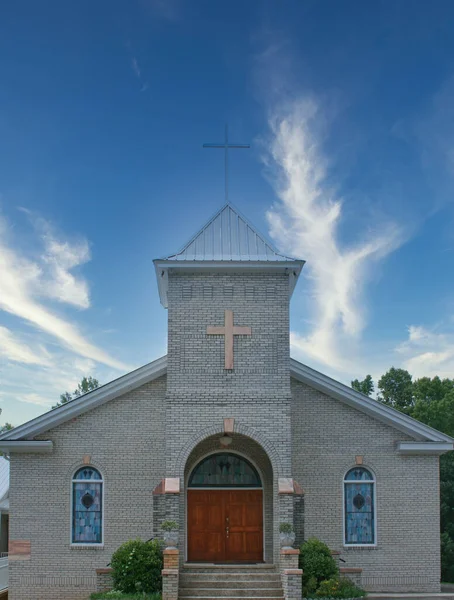 Kirche aus weißem Ziegel — Stockfoto
