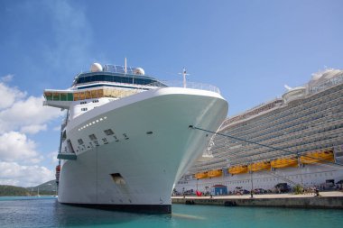 Nassau 'ya iki gemi yanaştı.