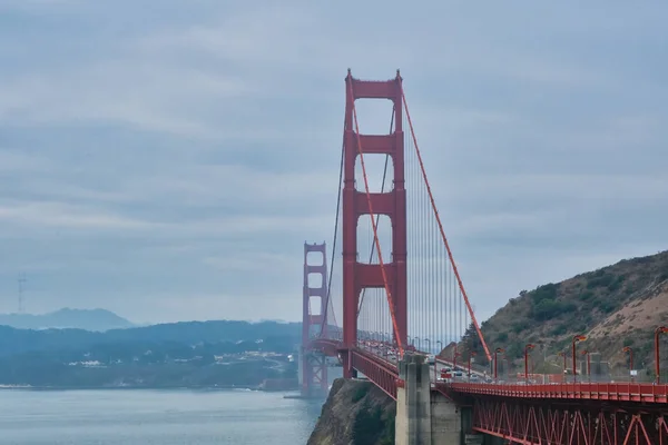 Autók a Golden Gate hídon — Stock Fotó