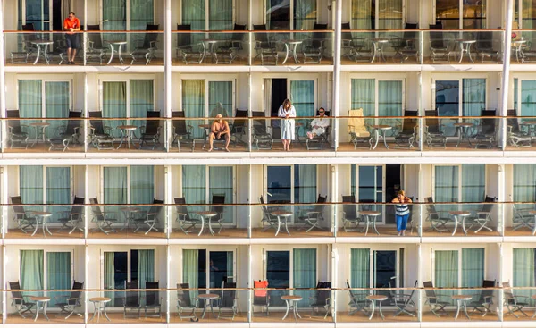 Reizigers van cruiseschepen op balkons — Stockfoto