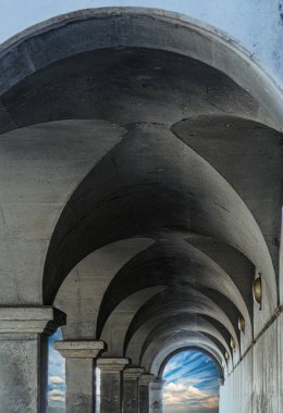 Günbatımı Gökyüzü Taş Kemerlerin Ötesinde