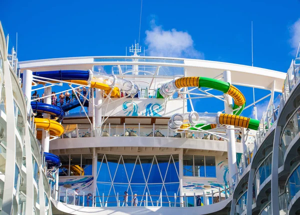 Bunte Wasserrutsche auf Kreuzfahrtschiff — Stockfoto