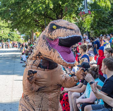 Geçit töreninde dinozor