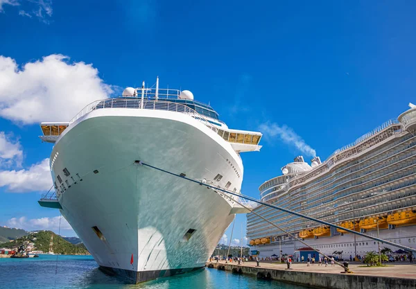 Bug eines Kreuzfahrtschiffes auf St. Thomas — Stockfoto