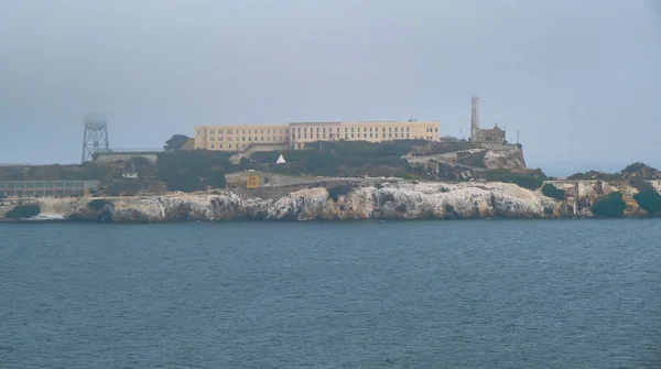 Alcatraz al otro lado de la bahía — Foto de Stock
