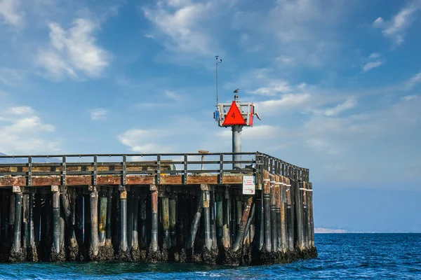 桟橋の端のナビゲーションマーカー — ストック写真