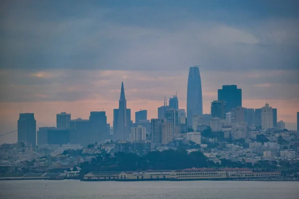 Mlhavý východ slunce v San Franciscu — Stock fotografie