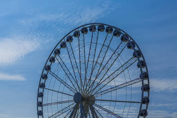 Ruota panoramica in ora blu — Foto Stock