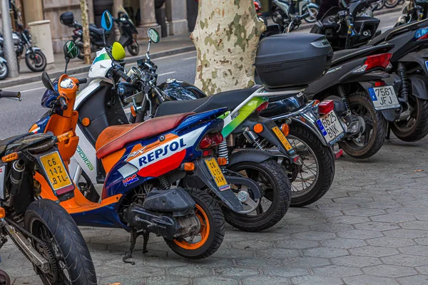 巴塞罗那五颜六色的摩托车 — 图库照片