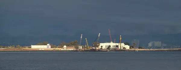 Byggekraner på Stormfulde Kyst - Stock-foto