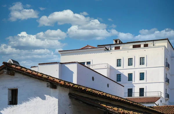 Edificio in gesso bianco con tetti di piastrelle rosse — Foto Stock