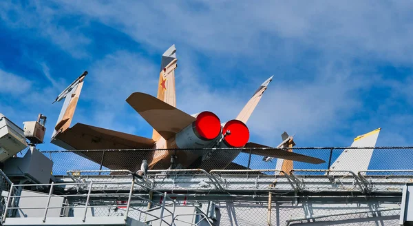 Straaljager op het dek van een vliegdekschip — Stockfoto