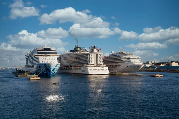 Três navios de cruzeiro em Nassau — Fotografia de Stock