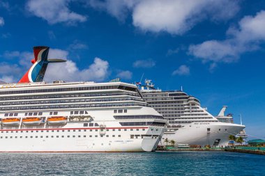 Nassau 'daki Karnaval ve Msc Gemileri