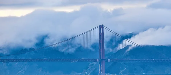 Golden Gate tegen mistige heuvels — Stockfoto