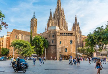 Barselona Kilisesi 'nin dışındaki Plaza