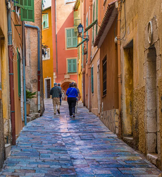 People Walking up Alley in Villefranche — Stock Photo, Image